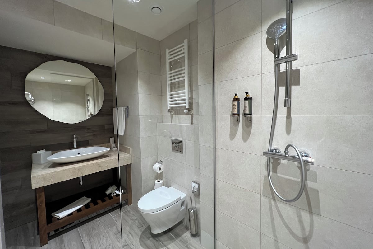 Junior-Suite | Badezimmer | Dusche, Regendusche, kostenlose Toilettenartikel, Haartrockner