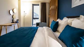 Doppelzimmer, Bergblick | 2 Schlafzimmer, Minibar, Zimmersafe, Schreibtisch