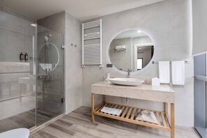 Duplex Suite | Bathroom | Shower, rainfall showerhead, free toiletries, hair dryer - Gudauri Lodge (Kazbegi)