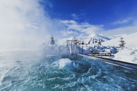 Outdoor spa tub. Gudauri Lodge