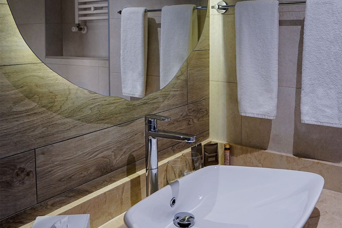 Dusche, Regendusche, kostenlose Toilettenartikel, Haartrockner