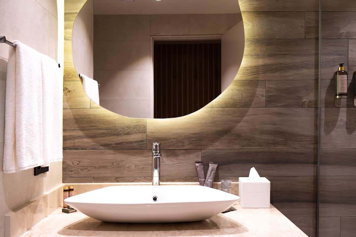 Dusche, Regendusche, kostenlose Toilettenartikel, Haartrockner