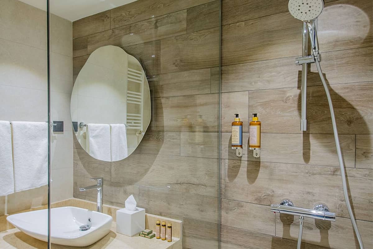 Dusche, Regendusche, kostenlose Toilettenartikel, Haartrockner