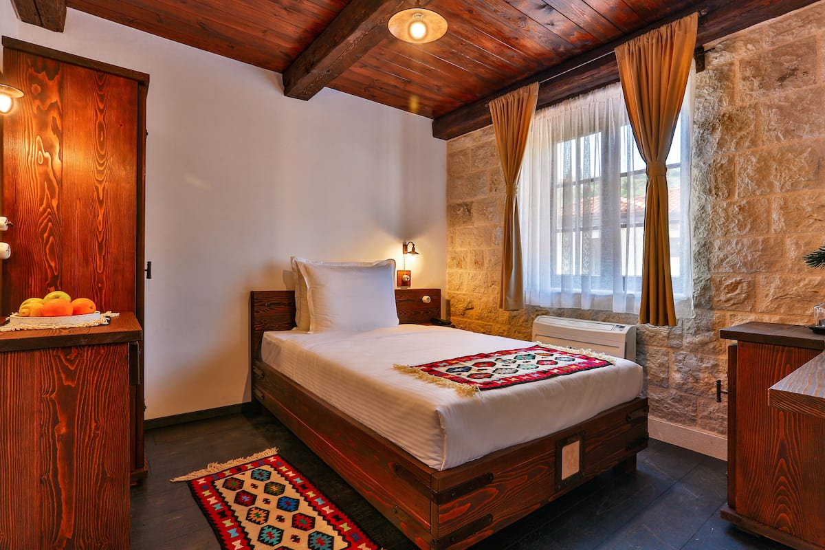 traditional single room, 1 single bed | 1 bedroom, minibar, in-room safe, desk