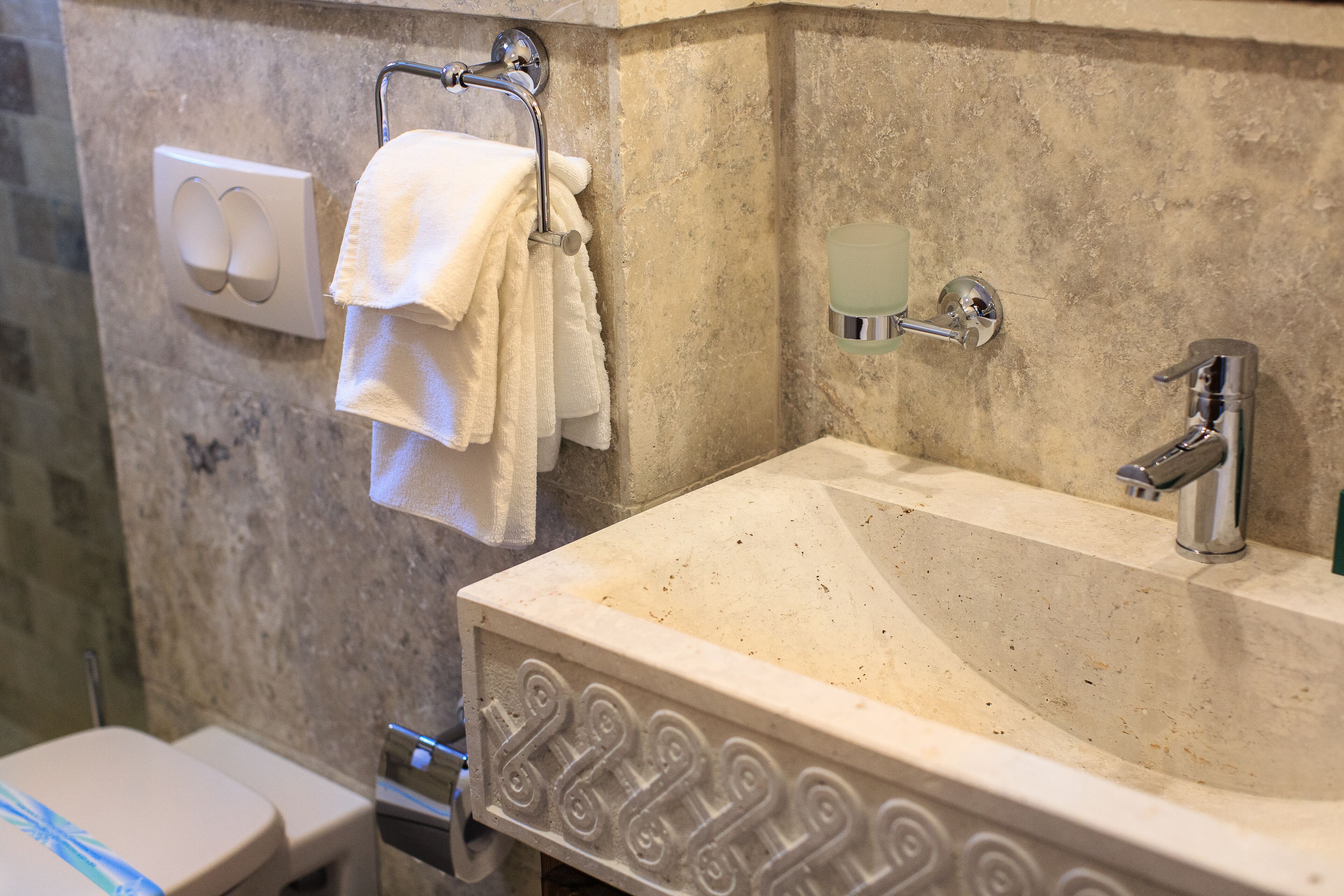 standard studio suite | bathroom sink