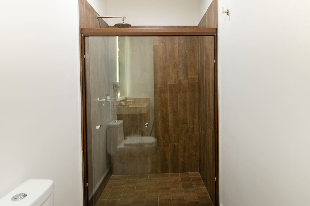 Standaard kamer | Badkamer | Een douche, een regendouche, een haardroger, badjassen