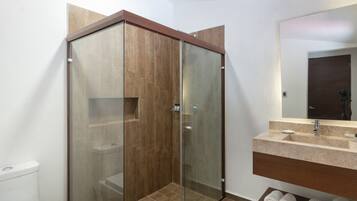 Habitación superior | Baño | Regadera, regadera tipo lluvia, secadora de cabello, batas