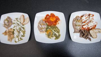 Cooked-to-order breakfast on weekdays (MXN 120 per person)