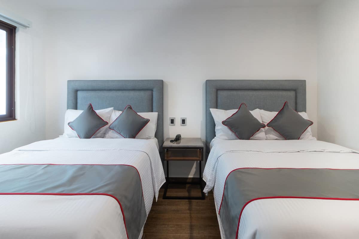 Standaard kamer, 2 tweepersoonsbedden | Lakens van Egyptisch katoen, luxe beddengoed, donzen dekbedden