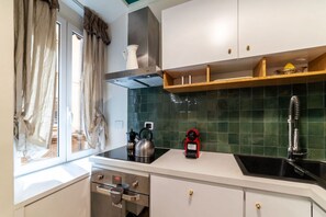 Fridge, oven, stovetop, electric kettle