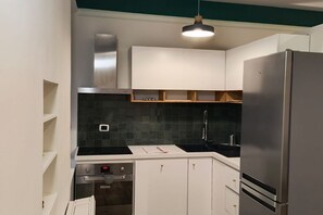 Frigorifero, forno, piano cottura, bollitore elettrico