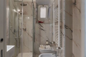 Dusj, hårføner og bidé