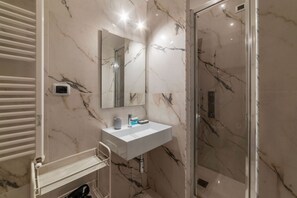 Douche, séchoir à cheveux, bidet