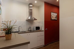 Réfrigérateur, four à micro-ondes, surface de cuisson
