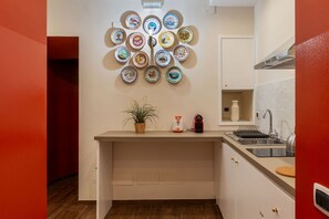 Réfrigérateur, micro-ondes, plaque de cuisson, bouilloire électrique