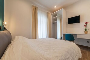 1 bedroom, desk, WiFi