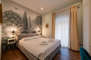 1 bedroom, desk, WiFi