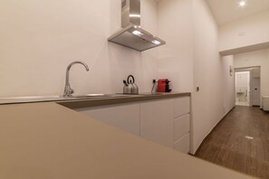 Køleskab, mikrobølgeovn, elkedel, brødrister