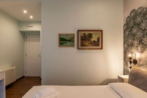 1 bedroom, desk, WiFi