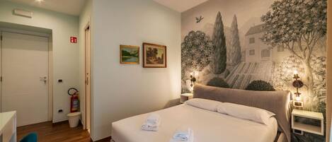 1 bedroom, desk, WiFi