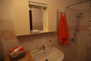 Chambre Double, salle de bains privée | Salle de bain | Ensemble douche/baignoire, douche à « effet pluie »