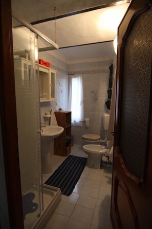 Double Room, Shared Bathroom | Bathroom | Combined shower/tub, rainfall showerhead, free toiletries, slippers - B&B Il Sogno di Maggy (Asti)