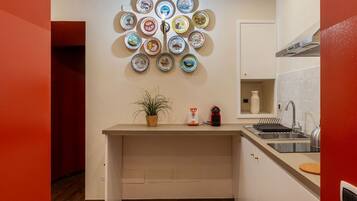 Microonde, piano cottura, bollitore elettrico, tostapane