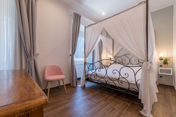 6 bedrooms, desk, WiFi