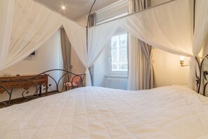 6 bedrooms, desk, WiFi