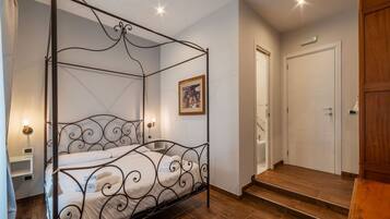 6 camere, una scrivania, Wi-Fi