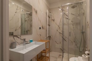 Shower, bidet - Lovely room, with private bathroom, ideal for 2 guests in 20 square meters of space, is part of the Sallustian Guest House.The Guest House is located on the second floor, without elevator, of an elegant period building and consists of 5 private rooms.In (Rome)