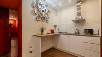 Microonde, piano cottura, bollitore elettrico, tostapane