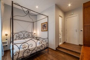 6 bedrooms, desk, WiFi - GuestHost - Lovely room, with private bathroom, ideal for 2 guests in 20 square meters of space, is part of the Sallustian Guest House.The Guest House is located on the second floor, without elevator, of an elegant period building and consists of 5 priva (Rome)