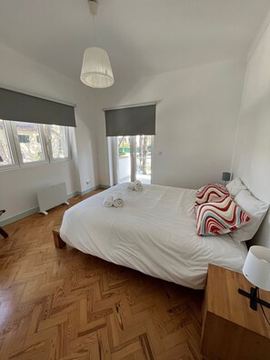 4 habitaciones, tabla de planchar con plancha, internet y ropa de cama 