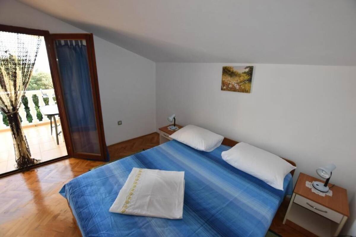 1 bedroom, individually decorated, individually furnished