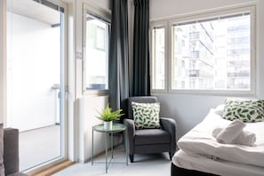 Apartamento estándar, 1 habitación, balcón | Zona de estar | Televisión de 40 pulgadas con canales por cable