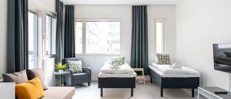 Standard-Apartment, 1 Schlafzimmer, Balkon | Wohnbereich | Fernseher