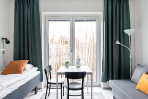 Estúdio standard | Espaço de trabalho para notebook, cortinas blackout