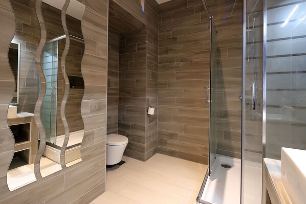 Appartement, 1 chambre | Salle de bain | Douche, douche à « effet pluie », sÚche-cheveux, serviettes fournies