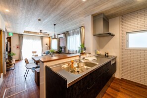 Refrigerador, microondas, placa de cocina, utensilios de cocina