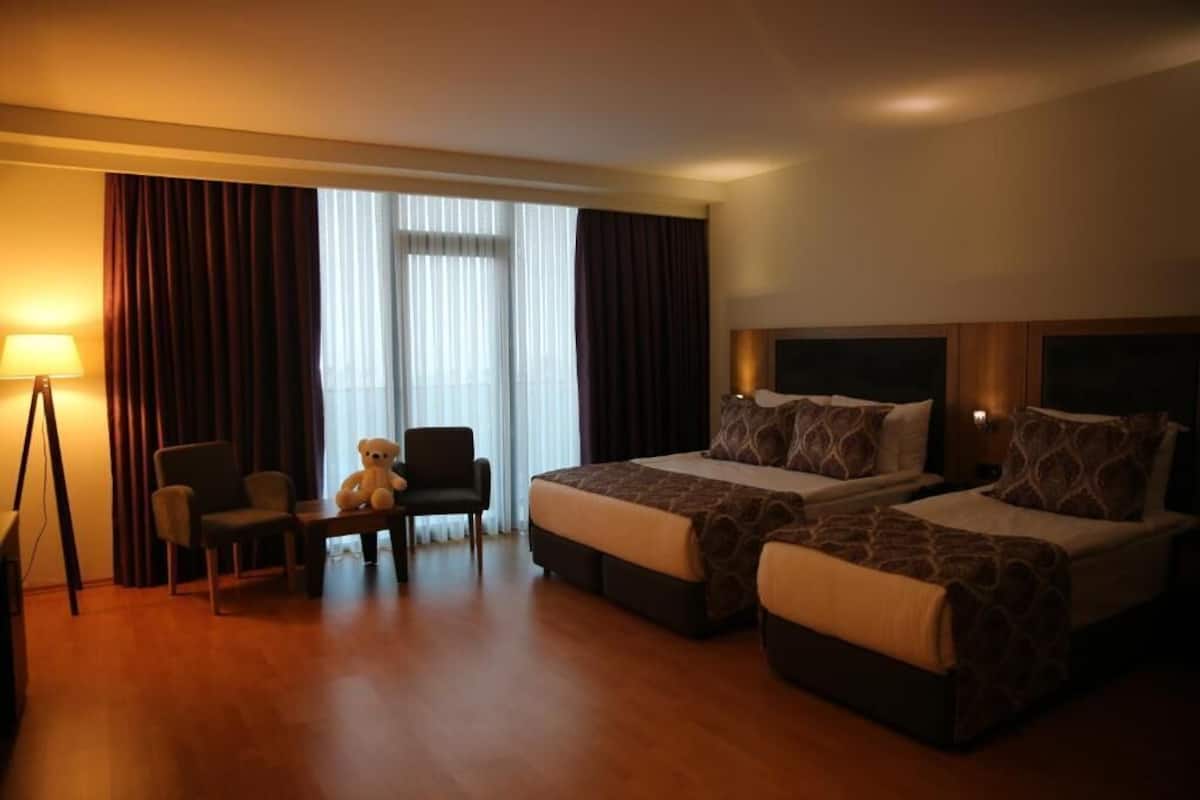 Luxe driepersoonskamer | Een bureau, verduisterende gordijnen, een strijkplank/strijkijzer