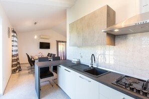 Microondas, horno, placa de cocina, lavavajillas