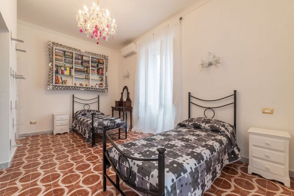 2 bedrooms, iron/ironing board, WiFi