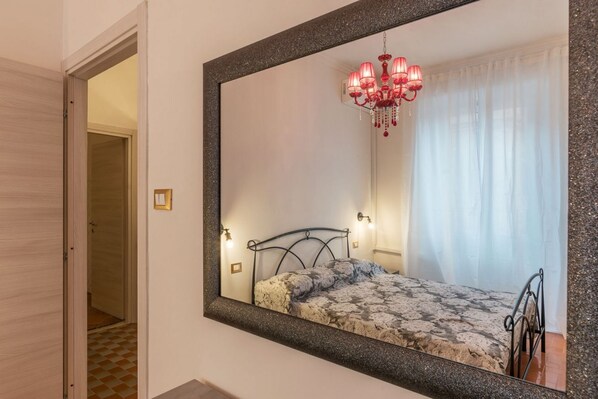 2 bedrooms, iron/ironing board, WiFi