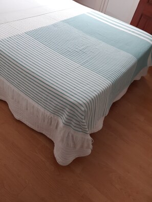 Double Room with Balcony and external private bathroom (109) | Individually furnished, desk, laptop workspace, free WiFi - Pensión La Corredera (Tui)