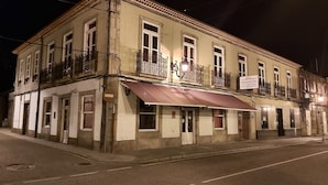 Un edificio de dos plantas con un letrero que indica que es una pensión.