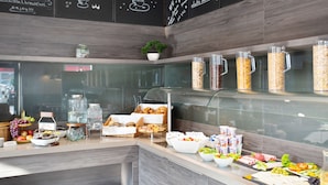 A breakfast buffet with various food items and beverages. - Campanile Duisburg City (Duisburg)