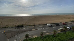 A beachside road with a parking area and a view of the sea. - OYO Gran Canaria Hotel (Folkestone)