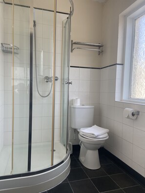 Standard-dobbeltværelse - 1 dobbeltseng | Badeværelse | Bruser, gratis toiletartikler, håndklæder, Toiletpapir