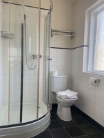 Ducha, artículos de tocador gratuitos, toallas, papel higiénico